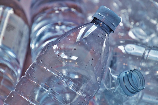 Masalah Limbah Plastik Pabrik AMDK: Bagaimana Cara Mengatasinya?